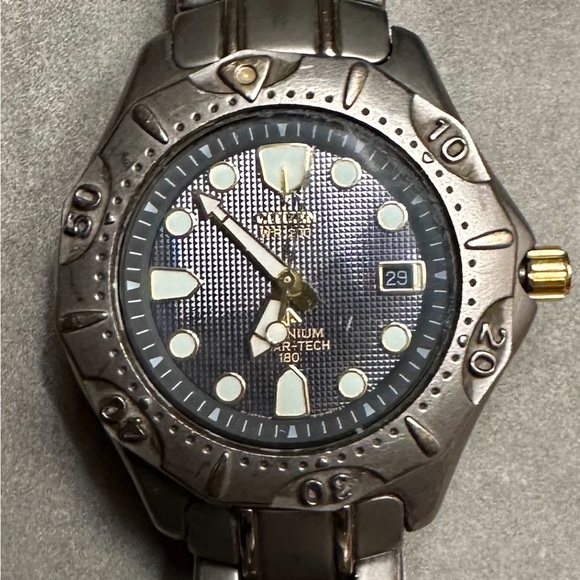 Citizen Eco Drive men’s size watch Titanium Solar-Tech 180 - WR 200 - Picture 2 of 10